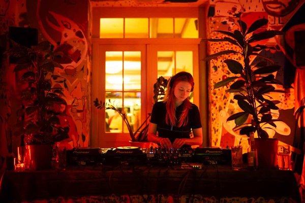 DJ Unjack am DJ-Pult