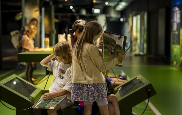 Ausstellung der Botschaft der Wildtiere mit Kindern an einer interaktiven Station.